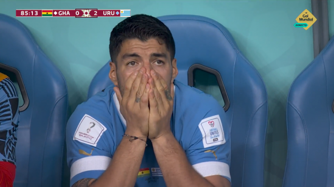 La emoción de Luis Suárez en el banquillo de Uruguay tras caer en el Mundial.