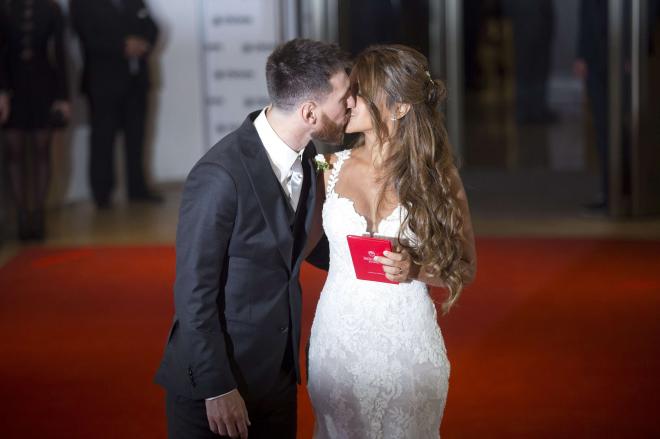 Leo Messi posa con Antonela después de su boda en 2017. (Foto: Cordon Press)