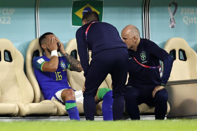 Alex Telles se retira lesionado del Camerún-Brasil (Foto: Cordon Press).