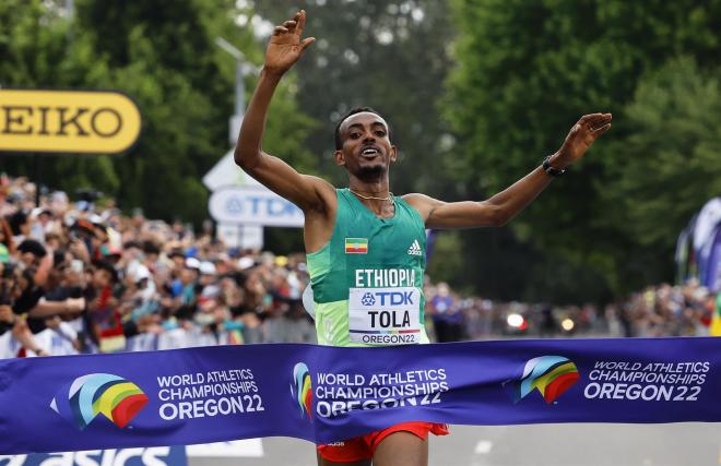 Tamirat Tola, campeón del mundo, participa en el Maratón Valencia