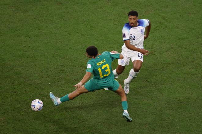 Bellingham disputa un balón con Gueye en el Inglaterra-Senegal del Mundial de Qatar 2022 (FOTO: EF