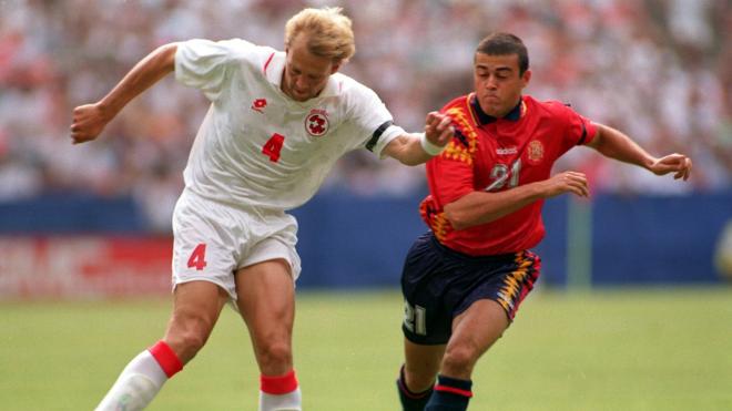Luis Enrique pelea un balón con Herr en el Mundial 1994.
