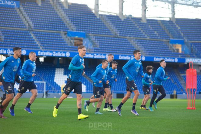 Los jugadores del Deportivo entrenando en Riazor (Foto: RCD)