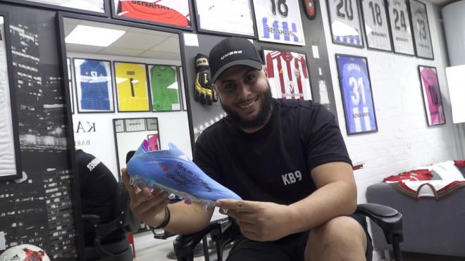 Hamza Kasawi enseña una bota firmada durante el reportaje para ElDesmarque