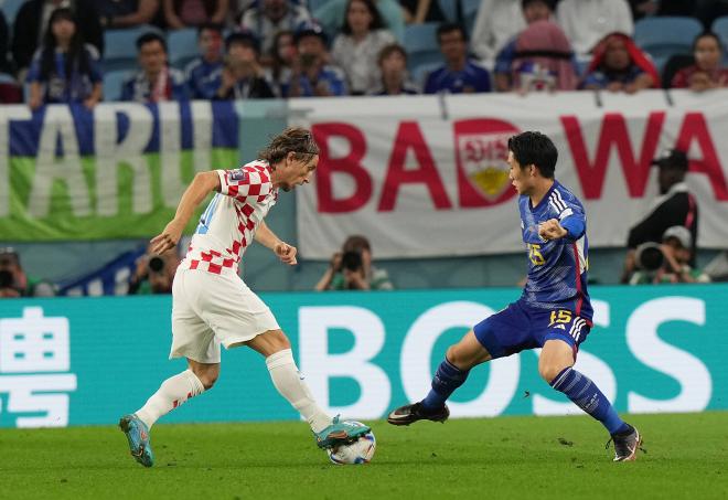 Daichi Kamada frente a Luka Modric en el Japón-Croacia del Mundial de Qatar (Foto: Cordon Press).