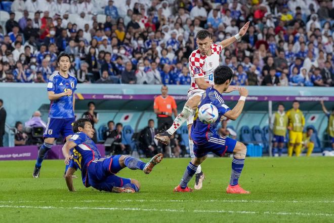 Ivan Perisic dispara en el Japón-Croacia del Mundial de Qatar (Foto: Cordon Press).