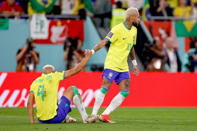 Neymar ayuda a Richarlison a levantarse (Foto: Cordon Press).