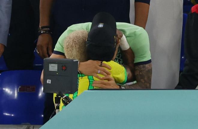 Neymar se abraza con Alex Telles.