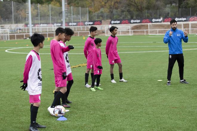 Una selección de jóvenes talentos sub 13 de Singapur entrena con el Levante