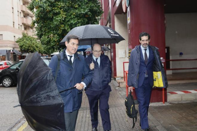 Pepe Castro, presidente de Sevilla, en su llegada al juzgado (Foto: Kiko Hurtado).