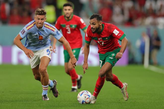 Boufal encara a Marcos Llorente en el Marruecos-España (Foto: EFE).