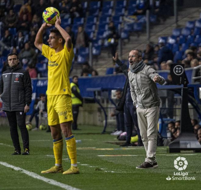 Cervera da instrucciones en el Oviedo-Las Palmas (Foto: LaLiga).