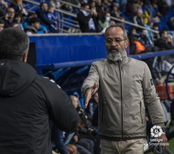 Cervera saluda a García Pimienta antes del Oviedo-Las Palmas (Foto: LaLiga).