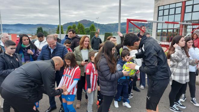Abelardo firma a aficionados del Sporting en Mareo (Foto: RSG).