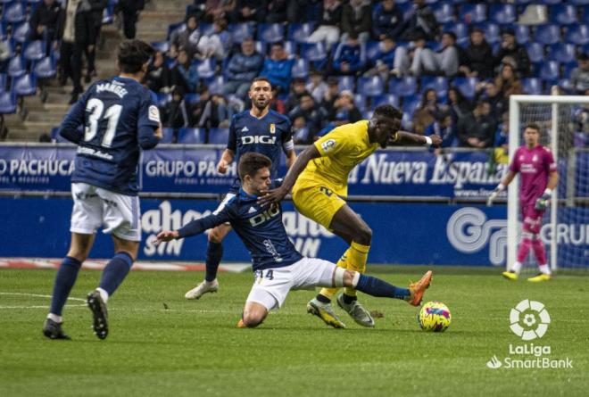 Jimmy con Mfulu en el Oviedo-Las Palmas (Foto: LaLiga).