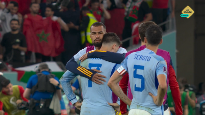 Robert Sánchez consuela a Álvaro Morata tras el Marruecos-España (Captura: Gol Mundial).