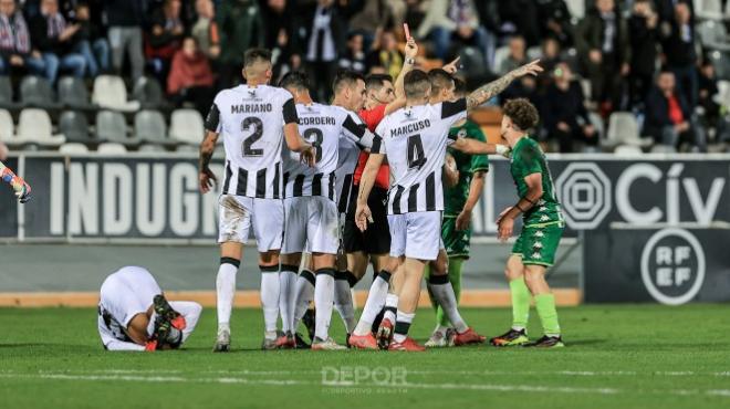 Momento de la expulsión de Mario Soriano en el Badajoz 1-0 Deportivo (Foto: RCD)