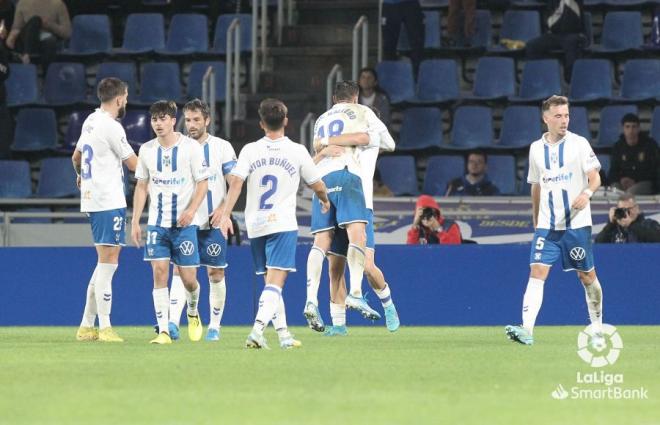 Los jugadores del Tenerife celebran el gol de Enric Gallego ante el Alavés.