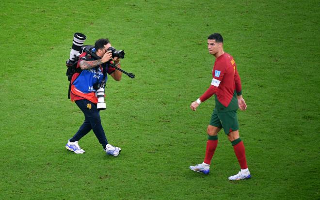 Cristiano Ronaldo se marcha en solitario tras la goleada de Portugal a Suiza en el Mundial. (Foto: Cordon press)