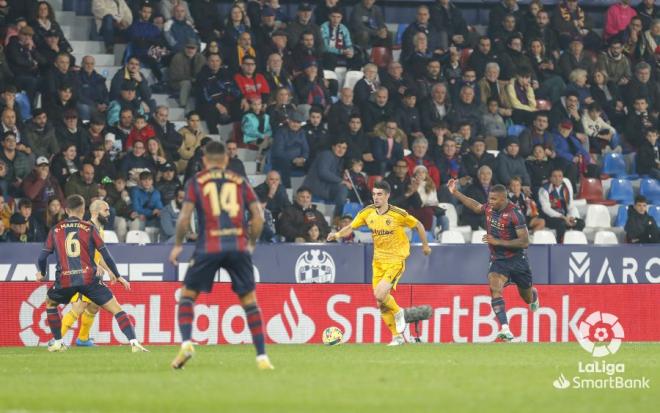 Wesley persigue a un rival en el Levante-Ponferradina (Foto: LaLiga).