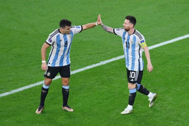 Marcos Acuña junto a Leo Messi.