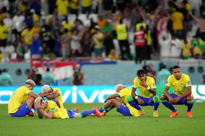 Los jugadores de Brasil, desolados tras caer eliminados en los penaltis ante Croacia (Foto: Cordon press)