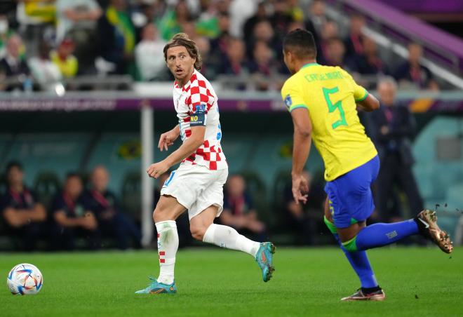 Modric, ante Casemiro en el Croacia-Brasil (Foto: Cordon Press).