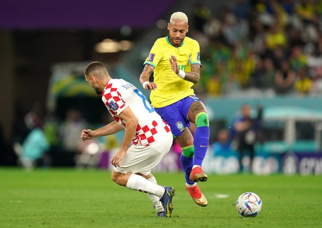 Neymar, ante Kovacic en el Croacia-Brasil (Foto: Cordon Press).