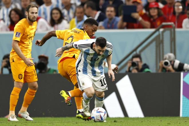 Leo Messi pelea con Denzel Dumfries en el Países Bajos-Argentina (Foto: Cordon Press).