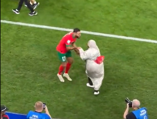 Boufal baila con su madre tras el Marruecos-Portugal.