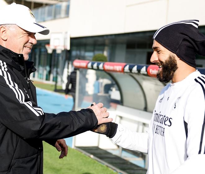 Carlo Ancelotti saluda a Karim Benzema en un entrenamiento (Foto: RM).