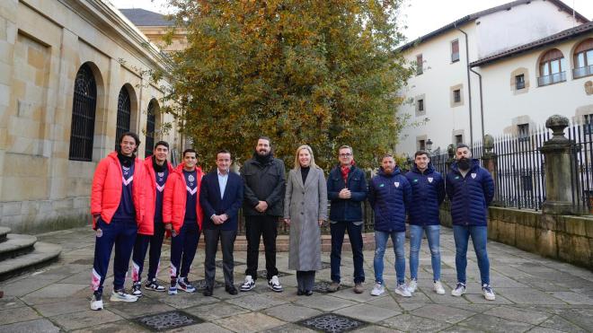 Visita institucional de Chivas y Athletic al árbol de Gernika (Foto: Athletic Club).