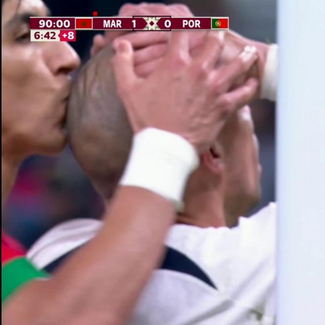 El Yamiq besando la cabeza de Pepe (Foto: Twitter).
