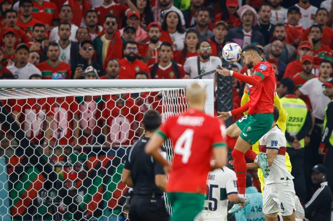 Youssef En-Nesyri se eleva para marcar en el Marruecos-Portugal (Foto: Cordon Press).