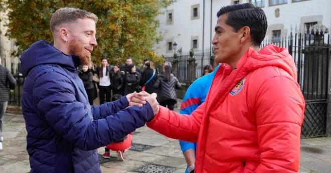 Muniain se saluda con Jesús Sánchez, capitán de Chivas (Foto: Athletic Club).