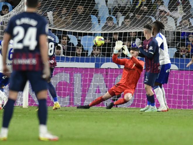 Dani Rebollo detiene un disparo en el derbi aragonés (Foto: Real Zaragoza).