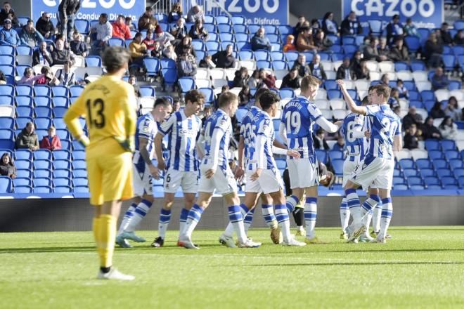 Los jugadores de la Real celebran el gol de Sorloth al Rayo Vallecano (Foto: Giovanni Batista).
