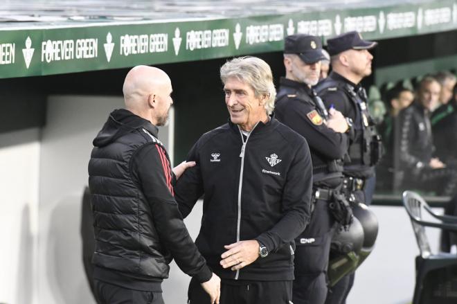 Pellegrini y Ten Hag se saludan antes del partido ante el United (Foto: Kiko Hurtado).