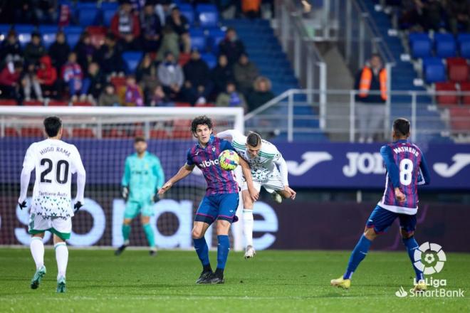 Lance del encuentro entre el Éibar y el Real Oviedo (Foto: LaLiga).