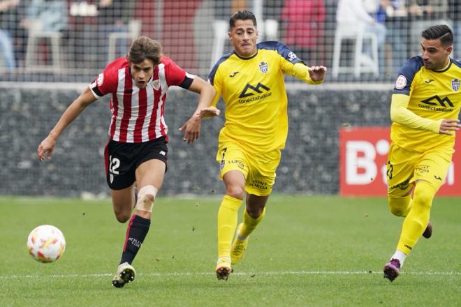 Hugo Rincón se zafa de un rival en el Bilbao Athletic-Atlético Baleares (Foto: Athletic Club).