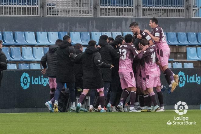 Los jugadores del Málaga celebran el gol de Chavarría al Ibiza (Foto: LaLiga).