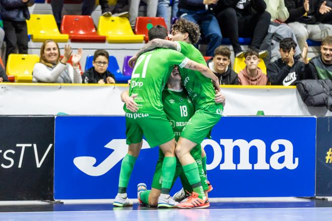 Los jugadores del UMA Antequera celebran uno de los goles al Levante.