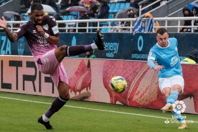 Ramalho ante Bogusz en el Ibiza-Málaga (Foto: LaLiga).