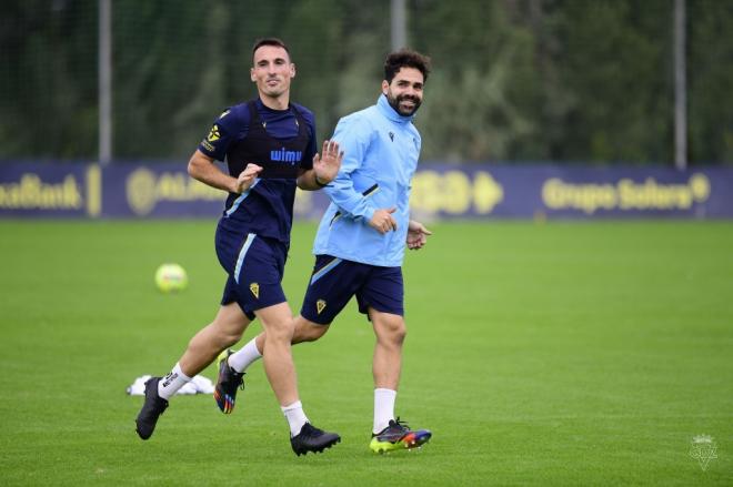 San Emeterio, entrenando junto a un recuperador del Cádiz (Foto: Cádiz CF).