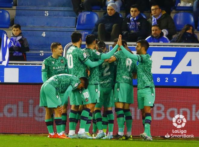 Los jugadores del Levante celebran el gol de Bouldini en Mendizorroza (Foto: LaLiga).