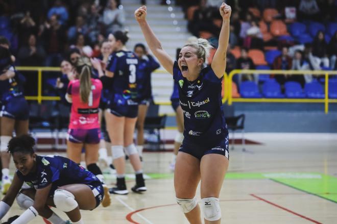 Celebración de un punto de una jugadora del Cajasol Voley Dos Hermanas.
