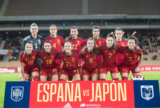 La selección española femenina contra Japón (Foto: @sefutbolfem).