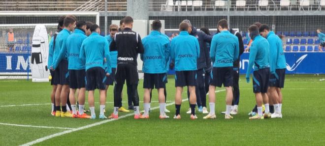 Charla de Imanol antes del entrenamiento (Foto: DMQ Gipuzkoa).