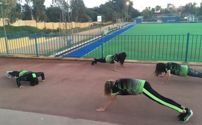 Jugadoras de un equipo femenino, entrenando en seco (Foto: Waterpolo Málaga).