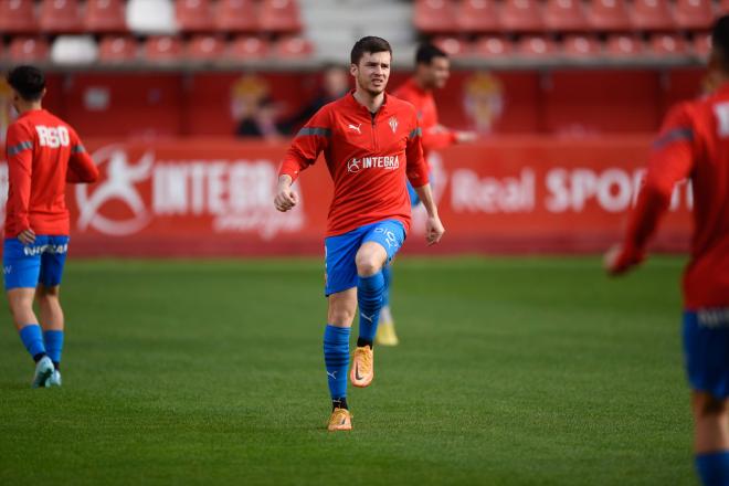 Guille Rosas, en el calentamiento (Foto: Sporting de Gijón).